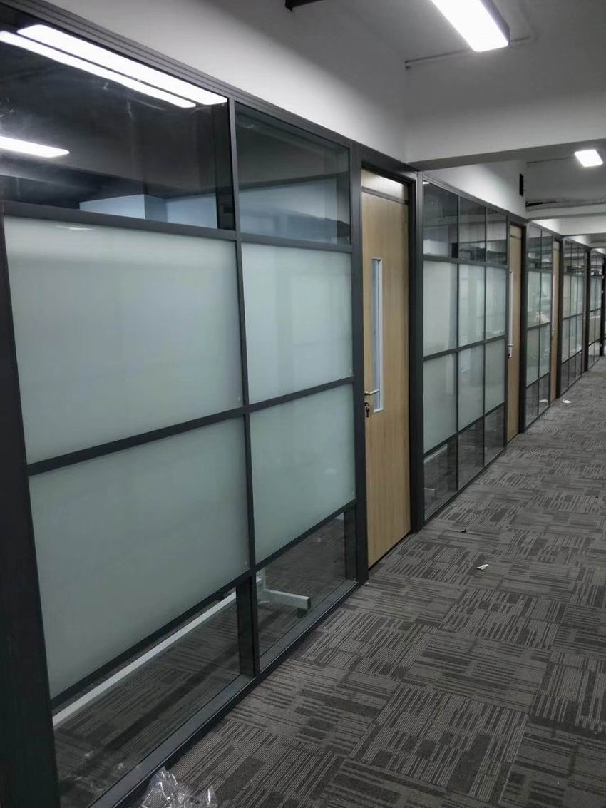 84黑色铝框双层玻璃分隔式隔断配平开生态木门