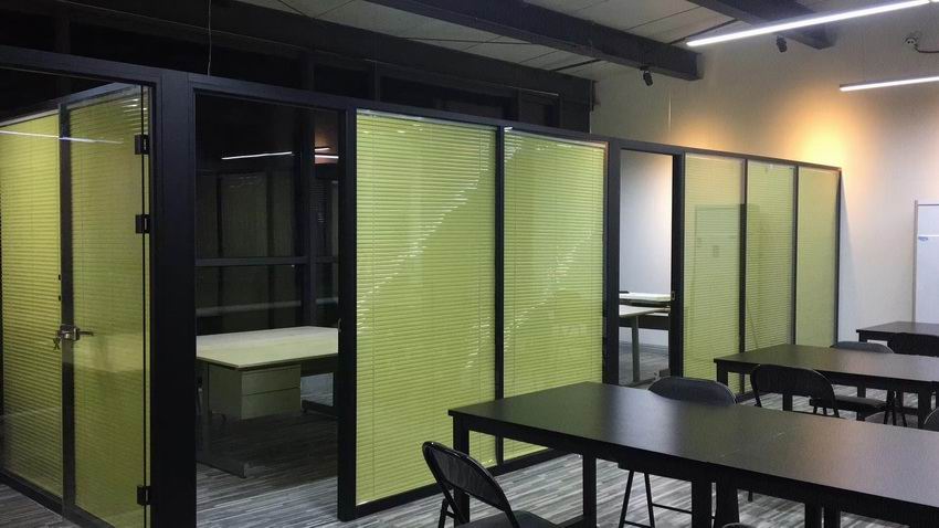 84款黑色铝框双层玻璃内置绿色百叶