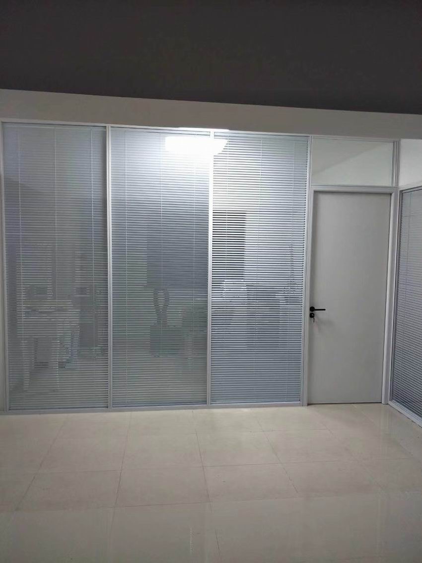 84款白色铝框双层玻璃内置百叶配平开生态木门