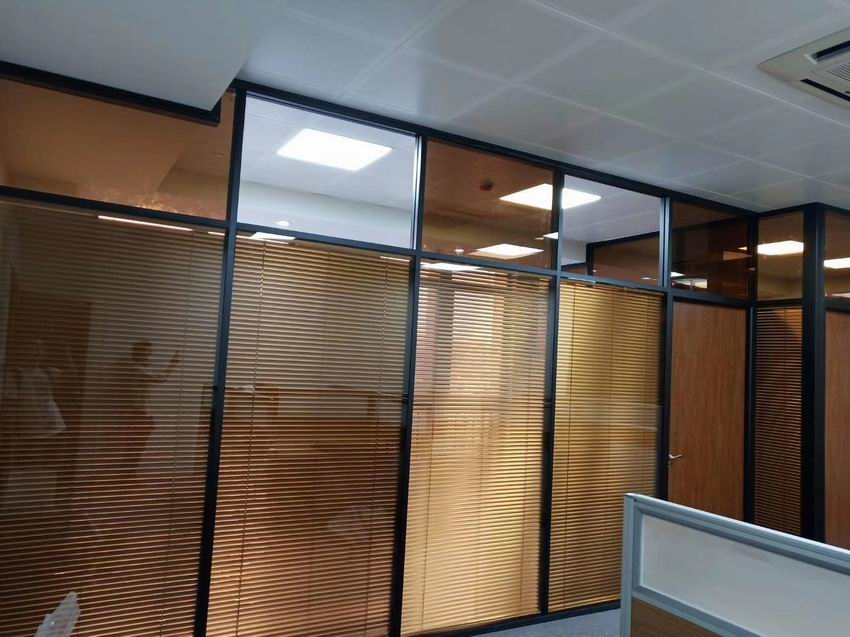 百叶隔断配茶色玻璃典型案例1