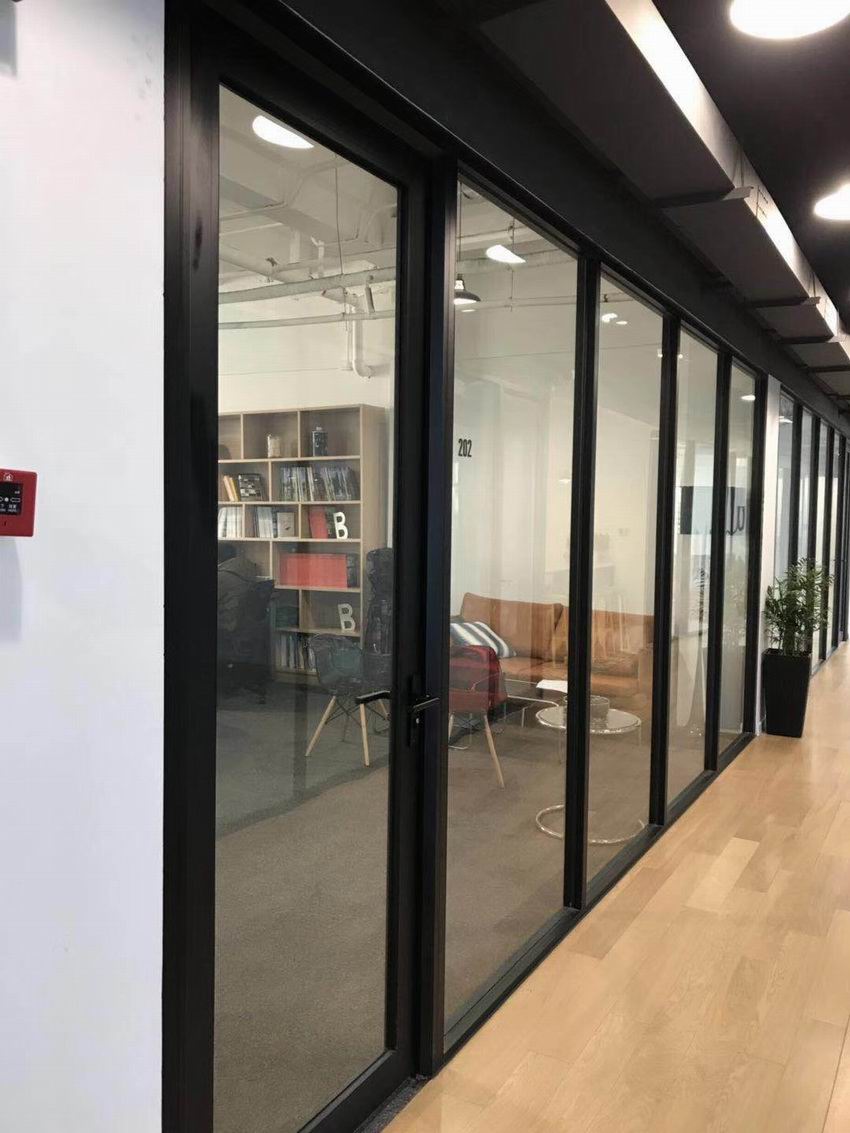 84款黑色铝框单层玻璃配内开有框玻璃门