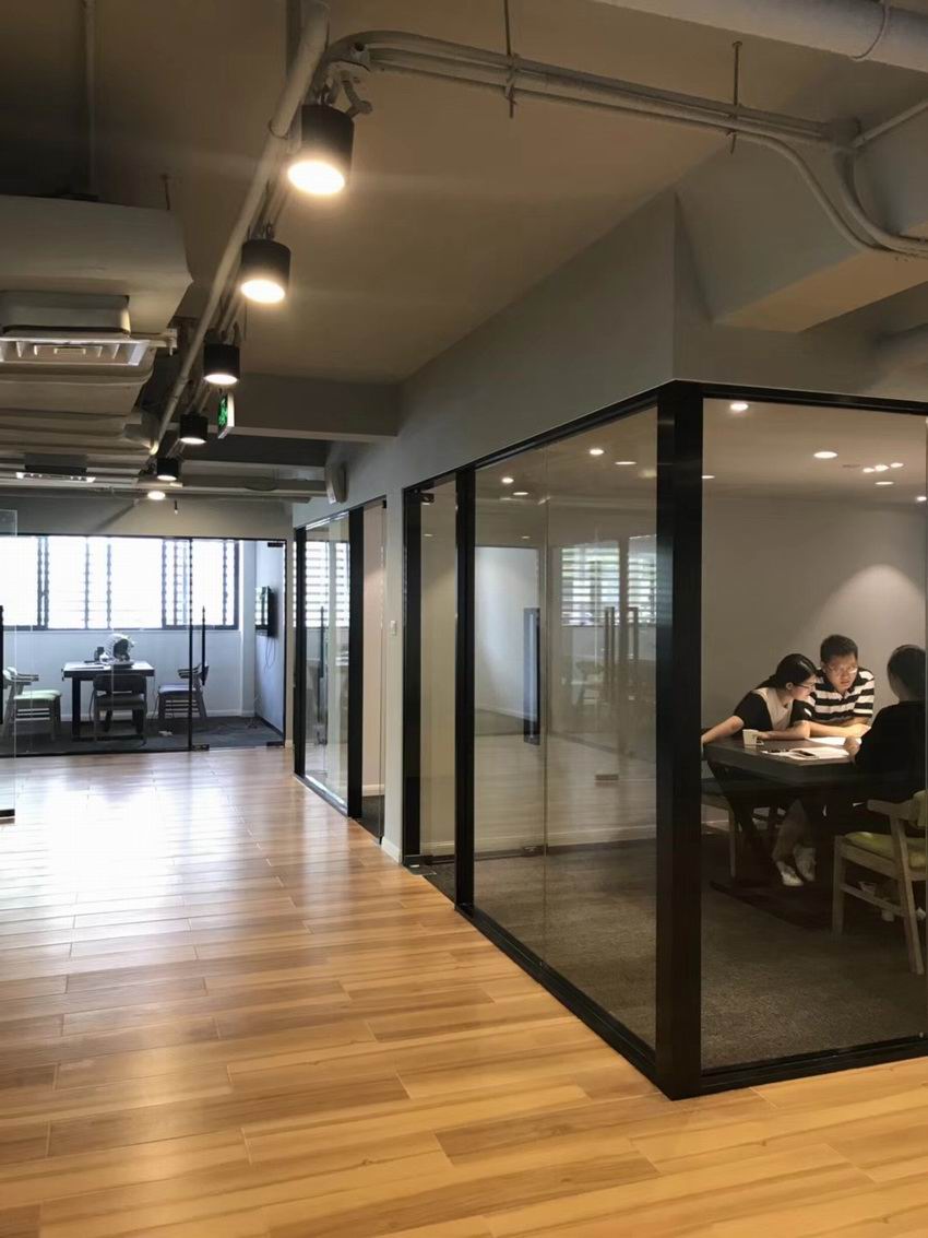 84款黑色铝框单层玻璃配地弹簧门内外开