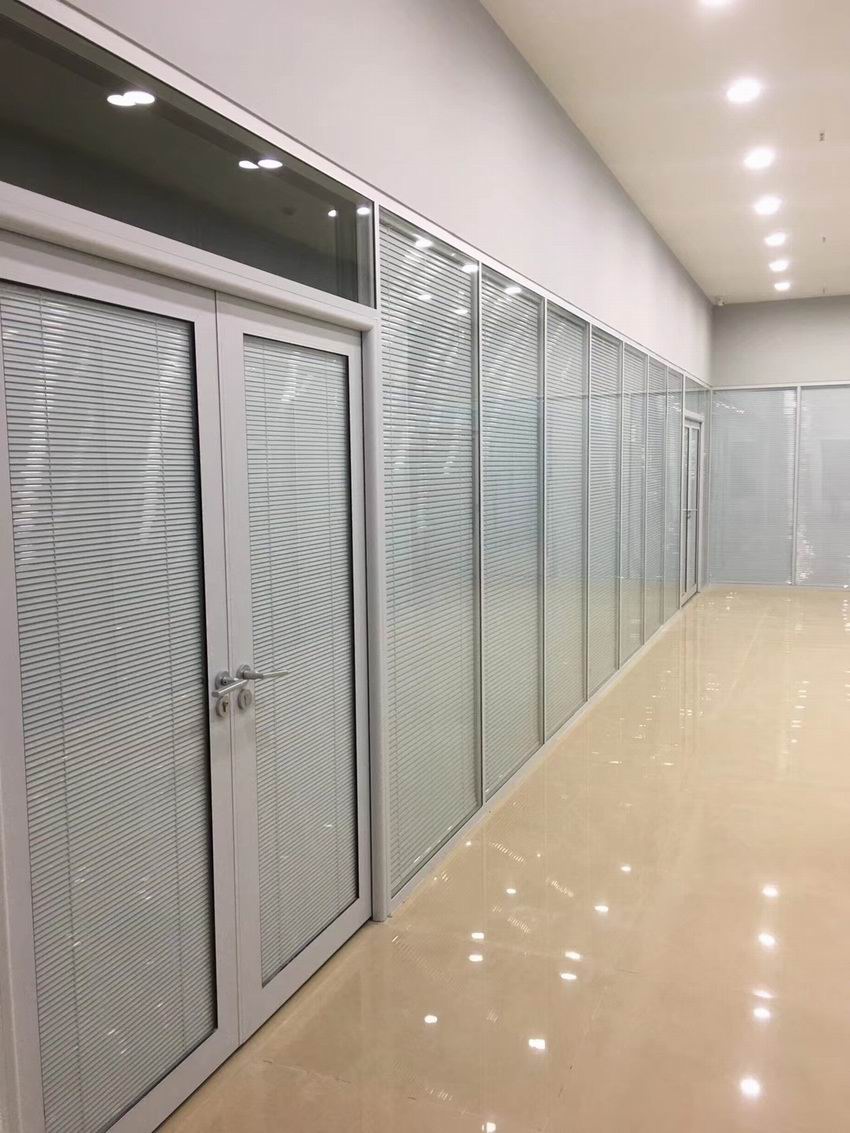 白色铝框双玻内置百叶案例