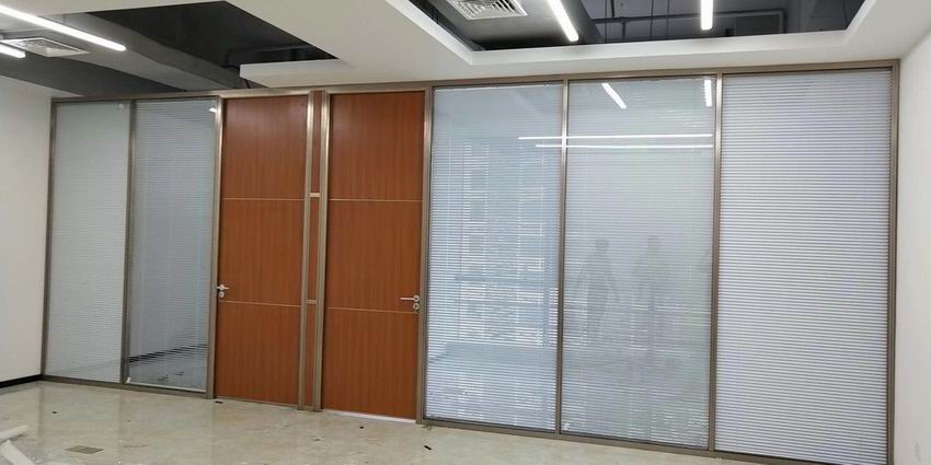 84双层玻璃香槟拉丝铝框配平开生态木门