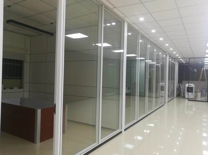 90款白色铝边框单层玻璃配地弹簧门内外开