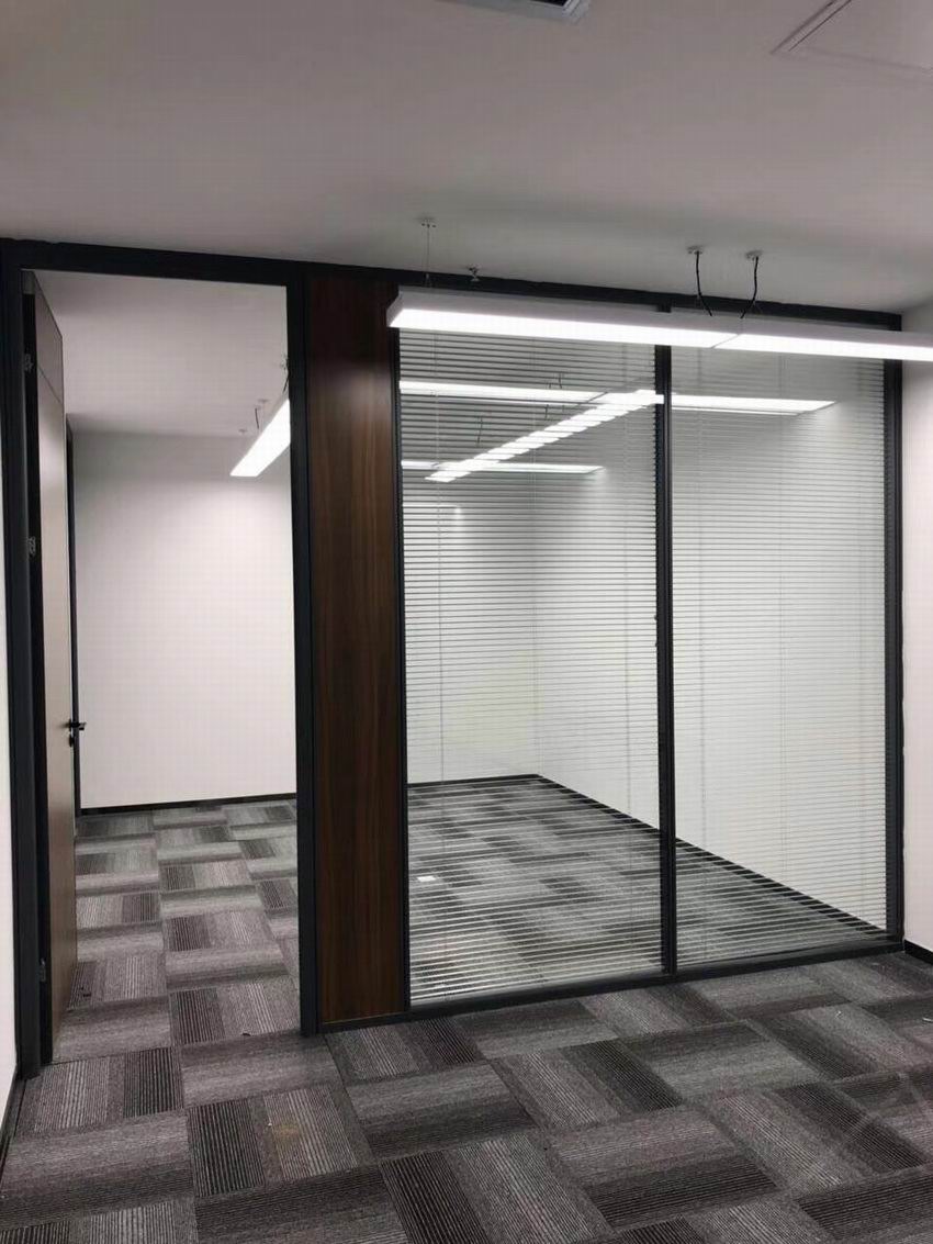 100款双层玻璃内置百叶配生态木门案例